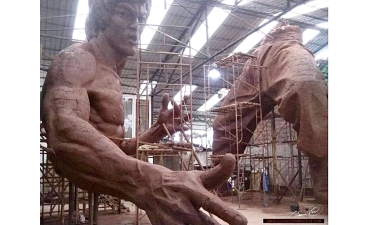  Tượng Lý Tiểu Long Cao 12m đang trong quá trình tạo mẫu trên đất sét