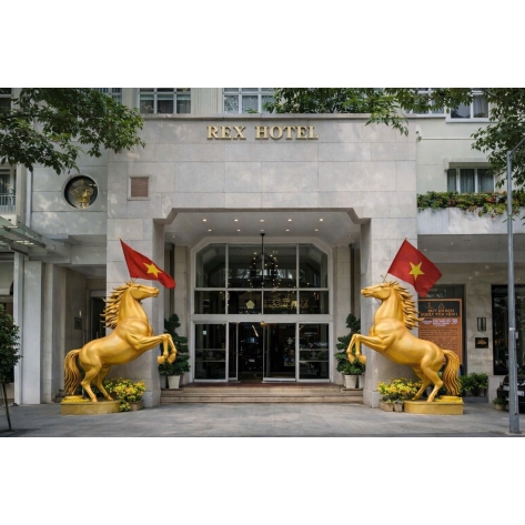 So sánh ưu điểm – nhược điểm mô hình ngựa mút xốp ngoài trời và trong nhà khi trang trí Tết