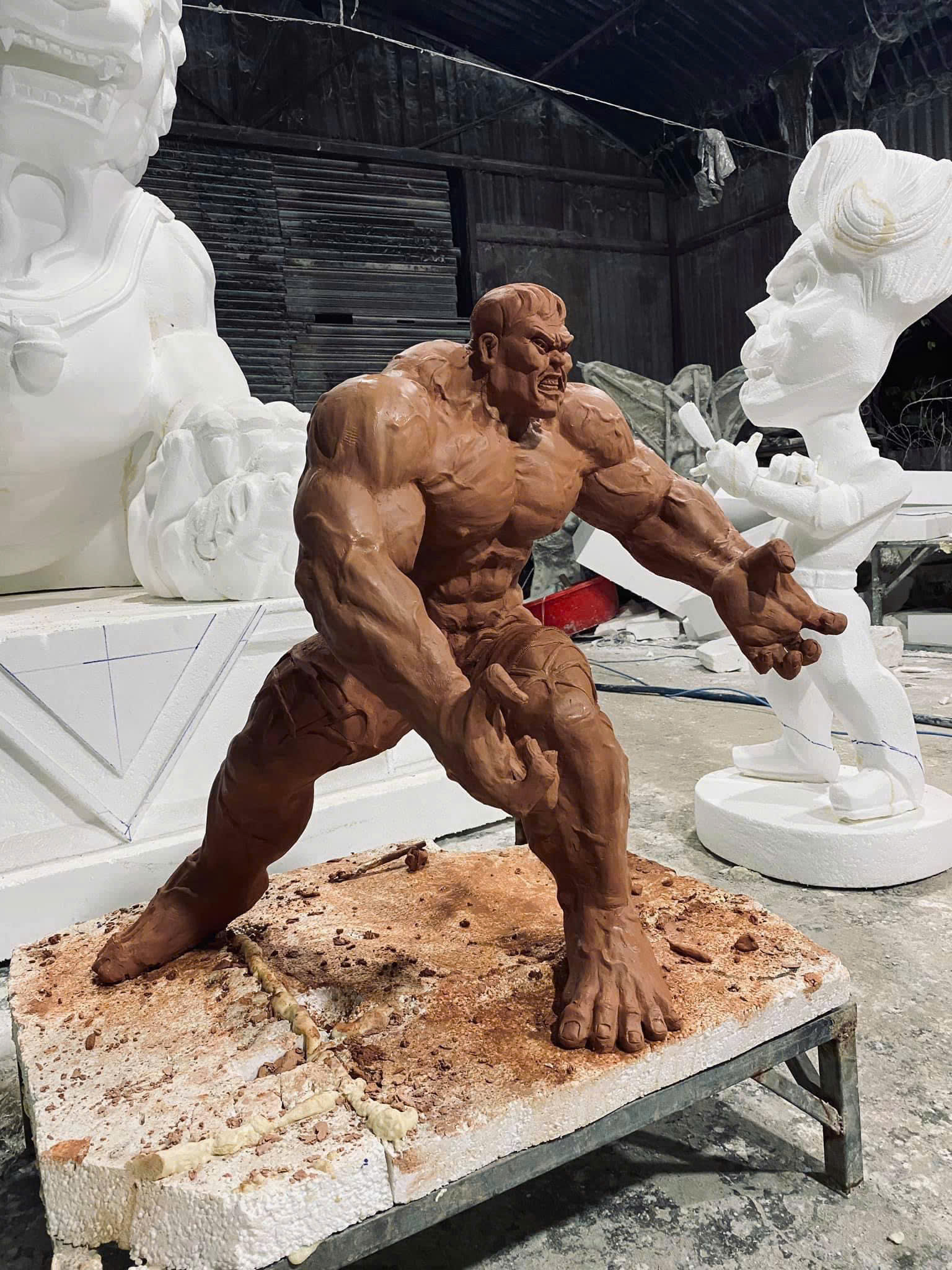 Tượng Người Khổng Lồ Xanh Bằng Composite